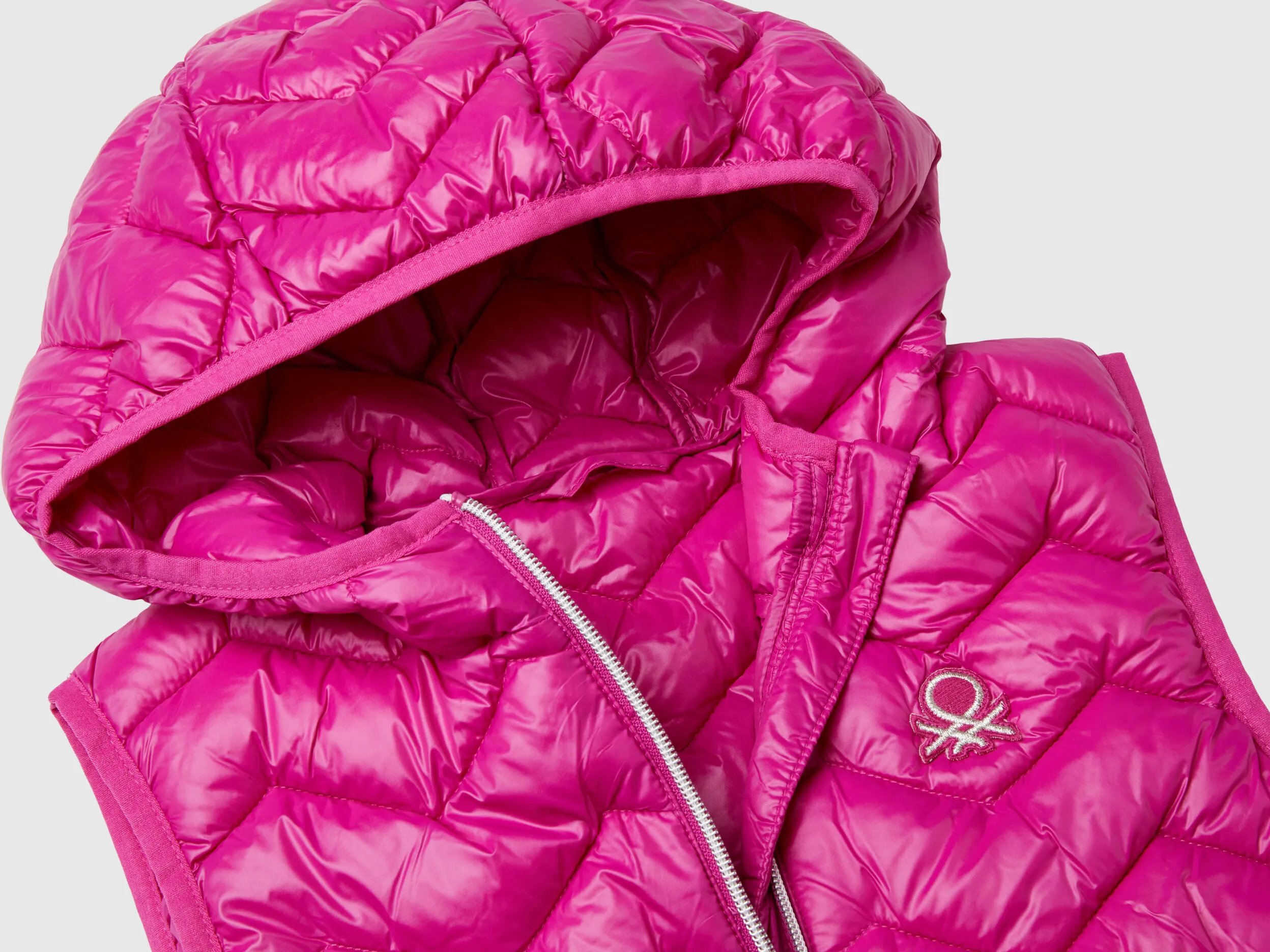 Padded vest in 3D wadding with hood - Fuchsia | Benetton