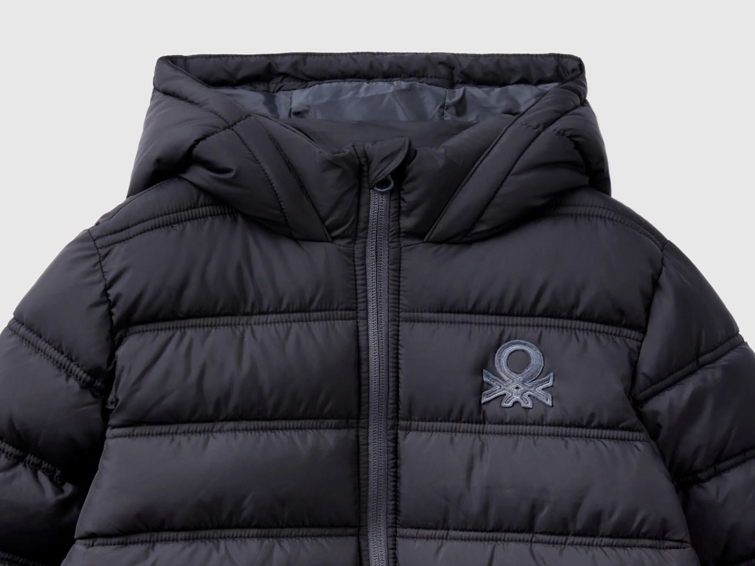 Puffer jacket with hood and logo - Black | Benetton