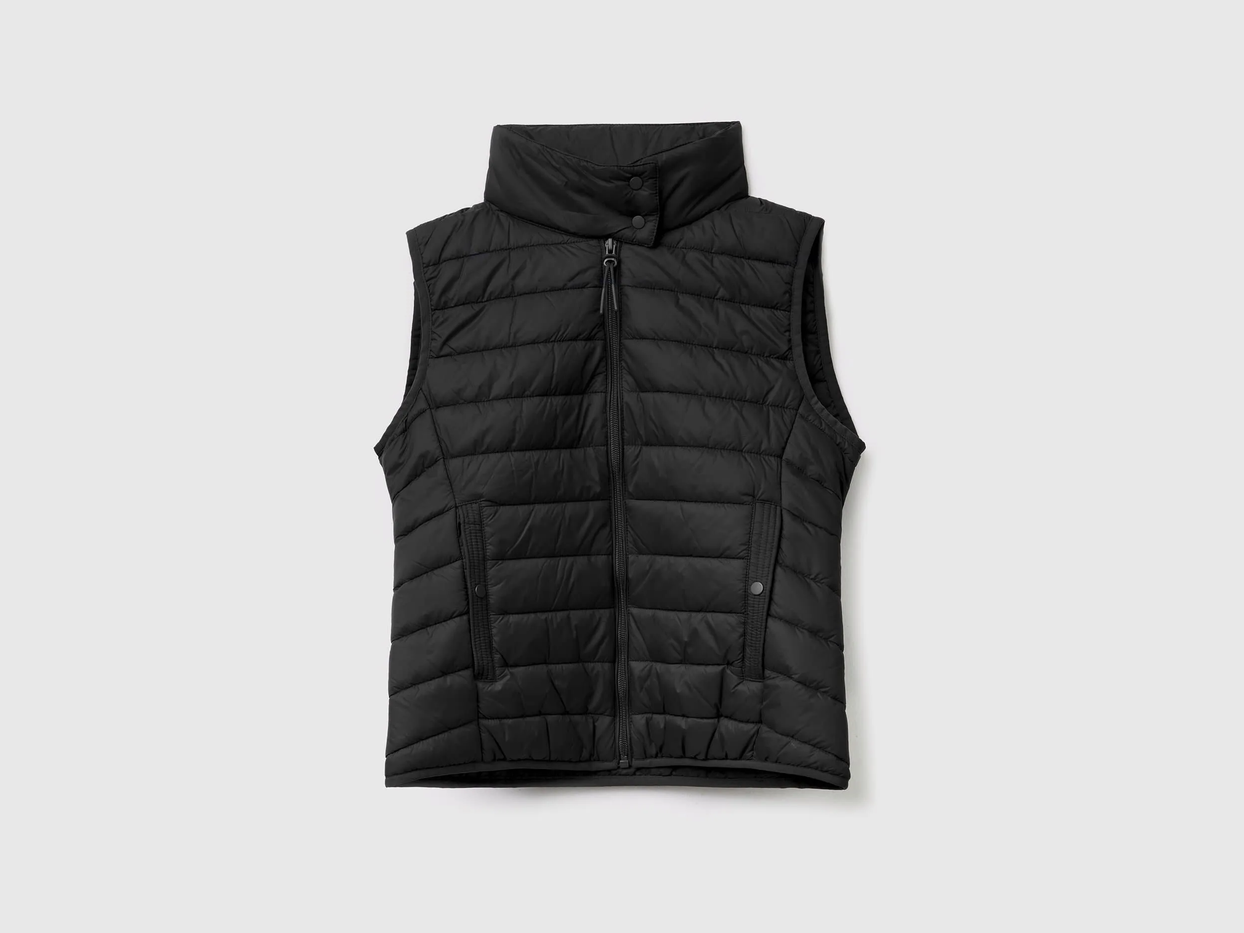 Sleeveless puffer jacket with recycled wadding - Black | Benetton